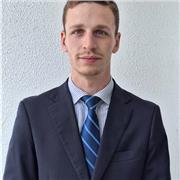 Profesor de matemáticas que imparte clases particulares a niños de todas las edades